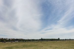 Himmel über dem Tempelhofer Feld im Sommer