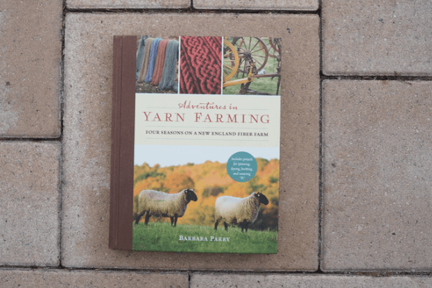 Buch "Adventures in Yarn Farming" liegt auf Terrassenfliese.