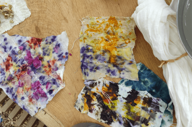 Bundle-Dye Workshop, bunte Stoffstücke liegen auf einem Tisch.