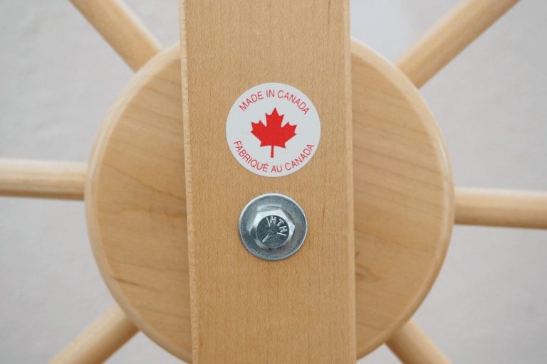 Nahaufnahme des Lendrum DT Spinnrades mit dem Aufkleber "Made in Canada"