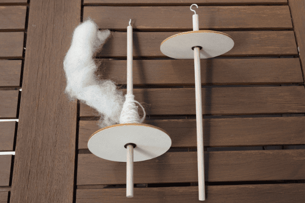 Kopfspindel und Fußspindel, selbstgebaut, liegen auf einem Holztisch.