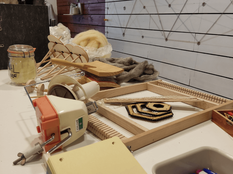 Textile Werkzeuge auf einem Tisch, vorbereitet für einen Workshop in Hamburg