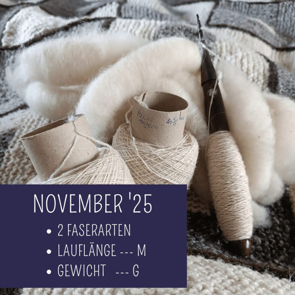 weiße Rolags, eine dunkelbraune Spindel mit weißem handgesponnenem Faden und auf Papprollen gewickelte handgesponnene Fäden liegen auf einer Strickdecke in Naturtönen.