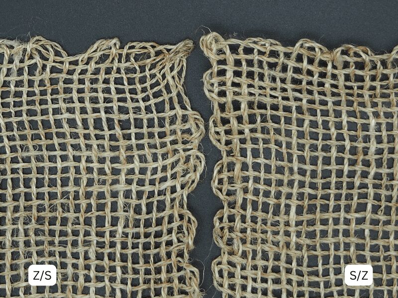 Webproben 2ply aus Langflachs vor schwarzem Hintergrund. Links Z/S, rechts S/Z.