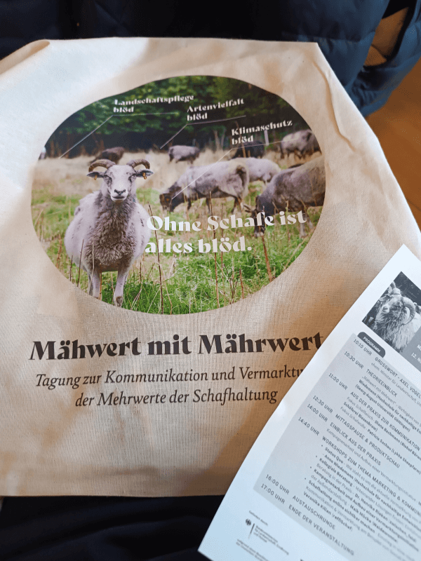 Tagungsbeutel mit der Aufschrift "Mähwert mit Mährwert - Tagung zur Kommunikation und Vermarktung der Mehrwerte der Schafhaltung"