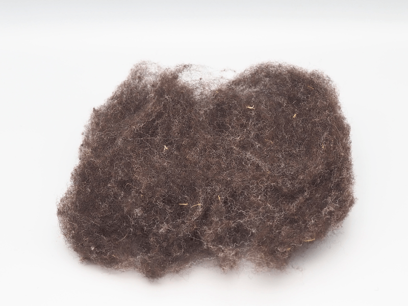 Nahaufnahme eines Batt Vliesmatte aus braunem Bergschaf.