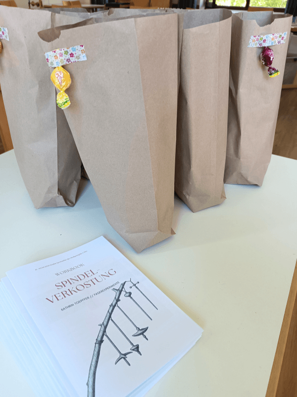 Nahaufnahme Materialtüten und Workbooks für den Kurs Spindelverkostung